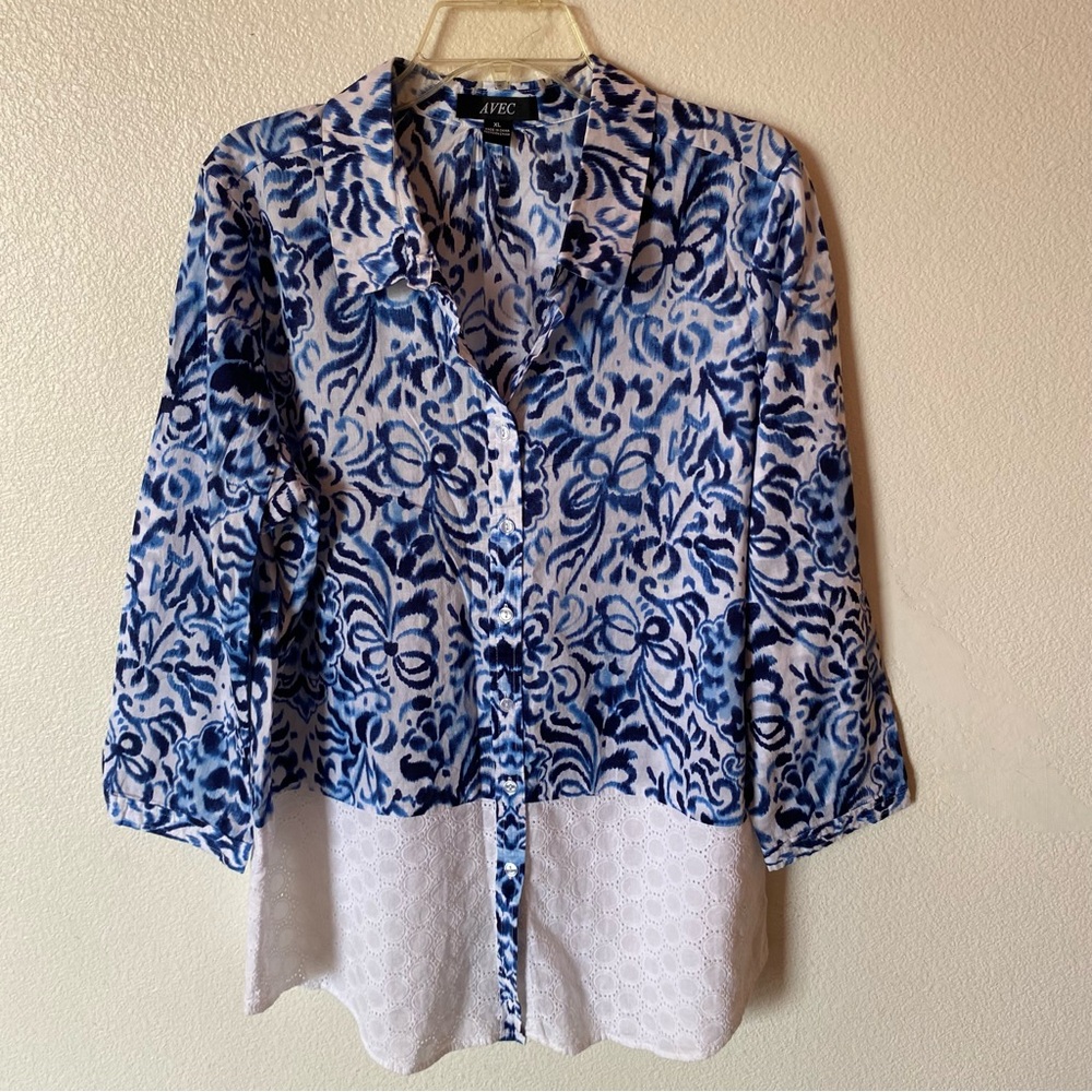 H19 AVEC Womens Button up Shirt Size XL Blue and White Mixed Media Top Blouse